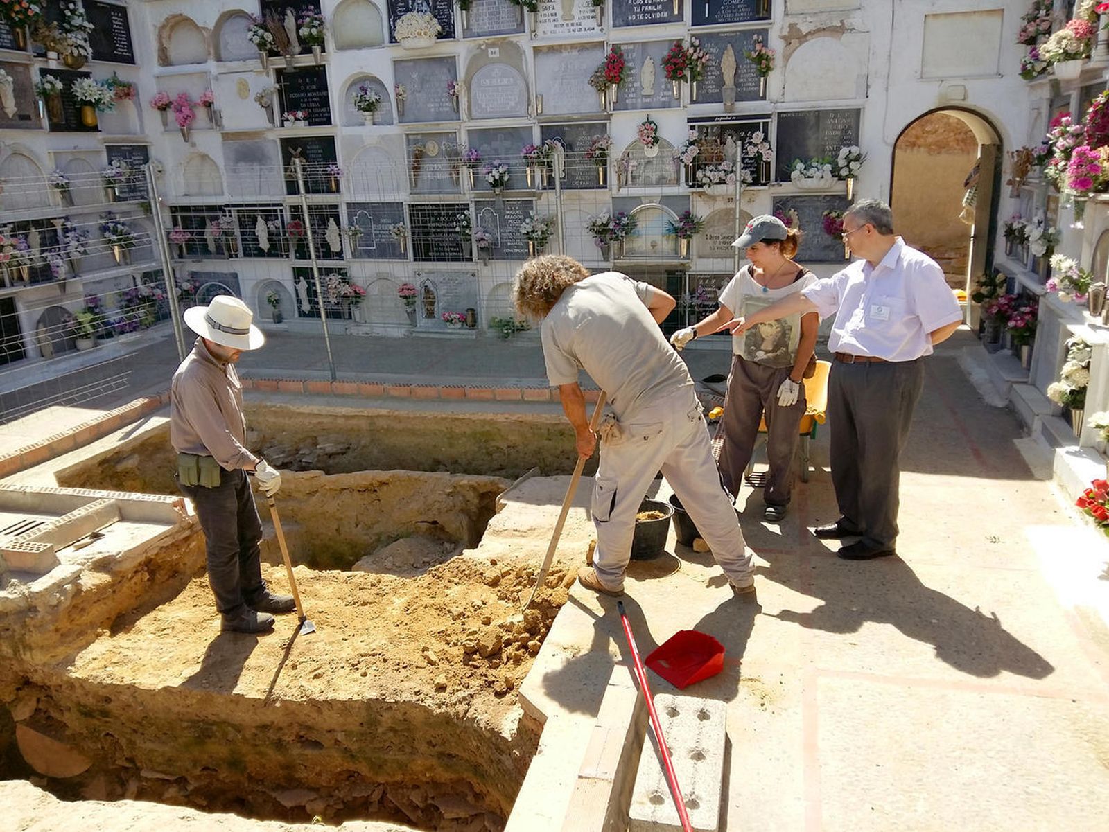 Trabajos en la fosa del cementerio de San Fernando, el pasado agosto.