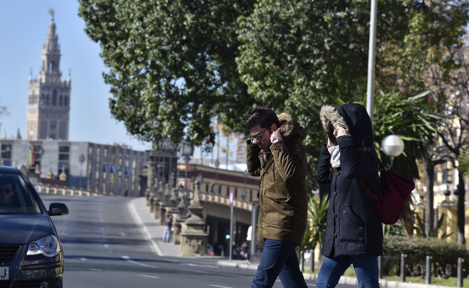 Dos jóvenes se protegen del frío en Eduardo Dato.