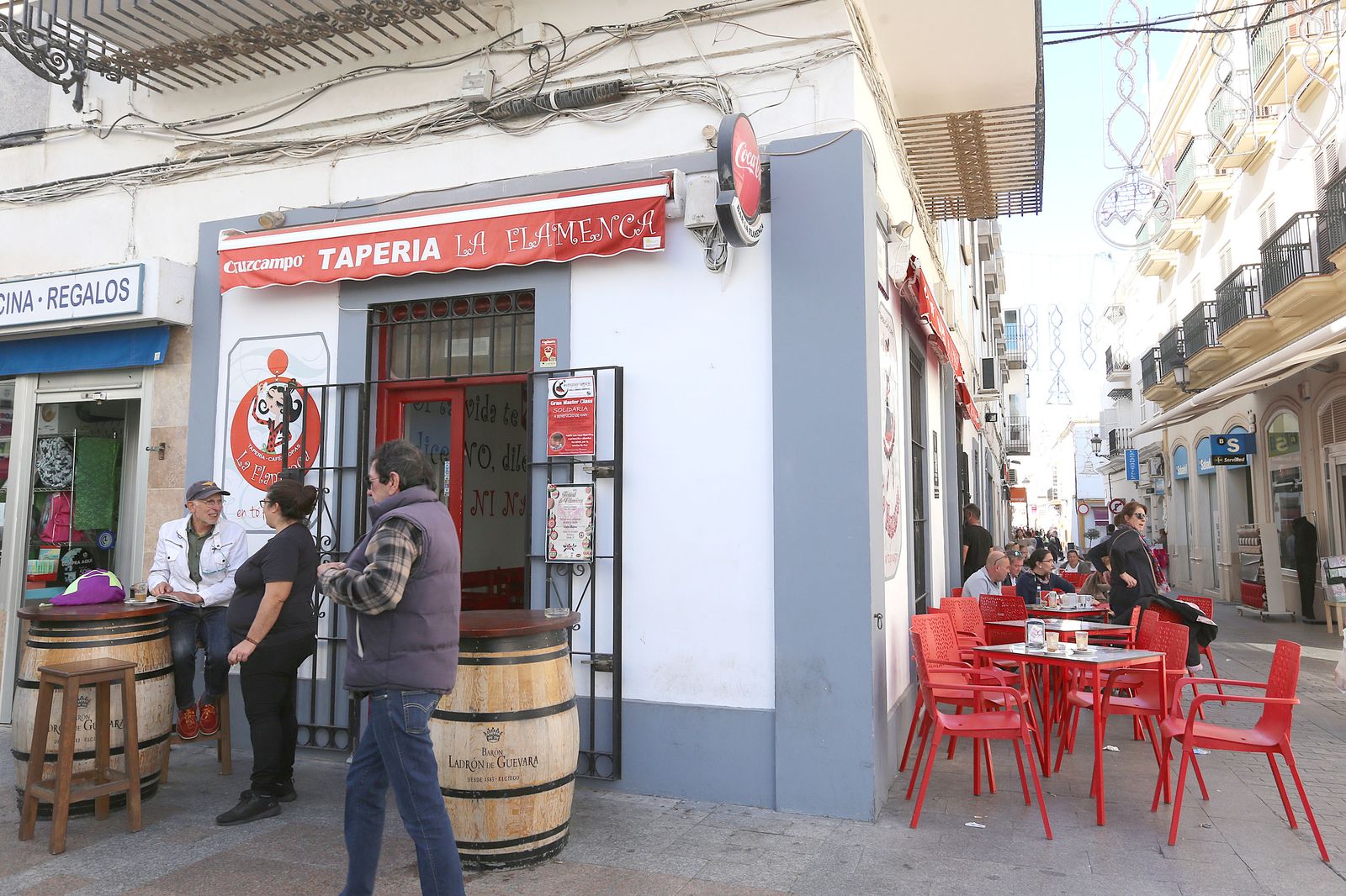 Vista de un establecimiento hostelero ubicado en la céntrica calle La Vega.