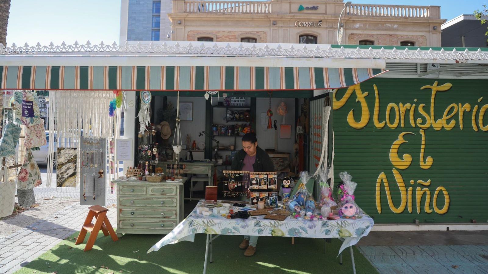 Rosalinda Aponte, una de las vendedoras, fabrica manualidades.
