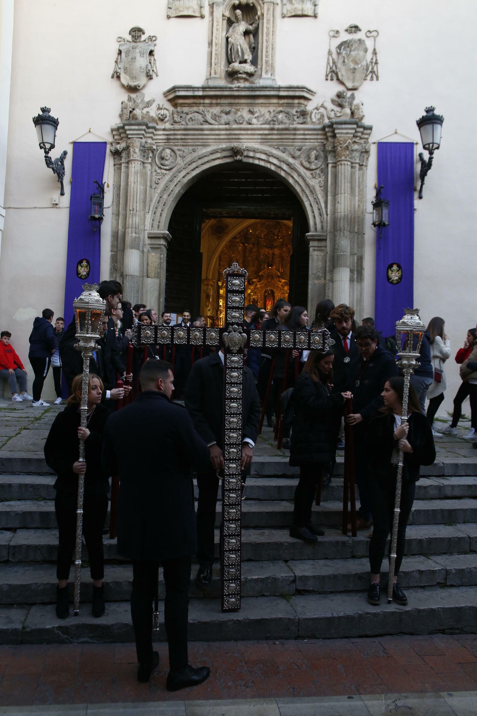 El vía crucis oficial de las cofradías de Granada, en imágenes