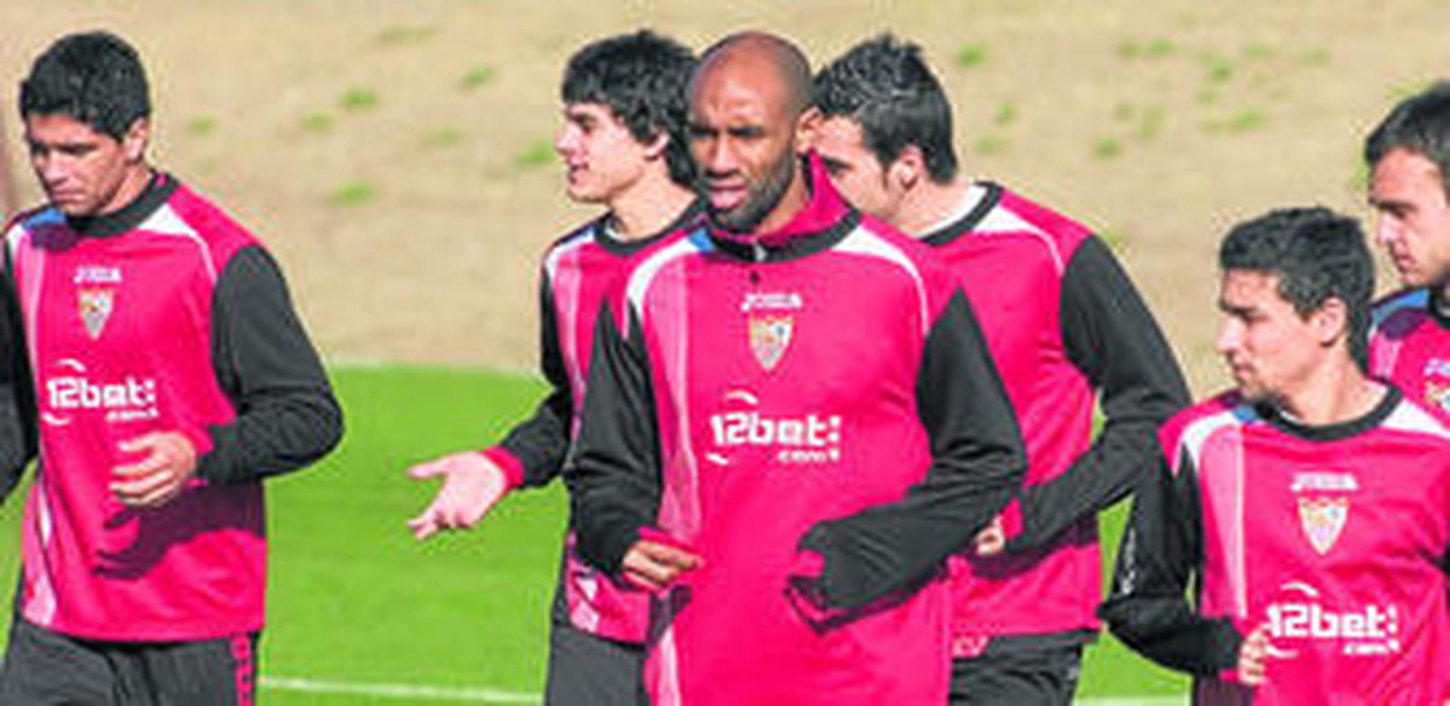 Kanoute, en primer plano, se ejercita junto a Jesús Navas, Renato, Perotti, Negredo y el joven Cala en el entrenamiento sevillista del pasado lunes.