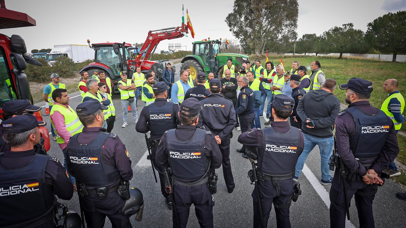 Mucha policía y pocos tractores