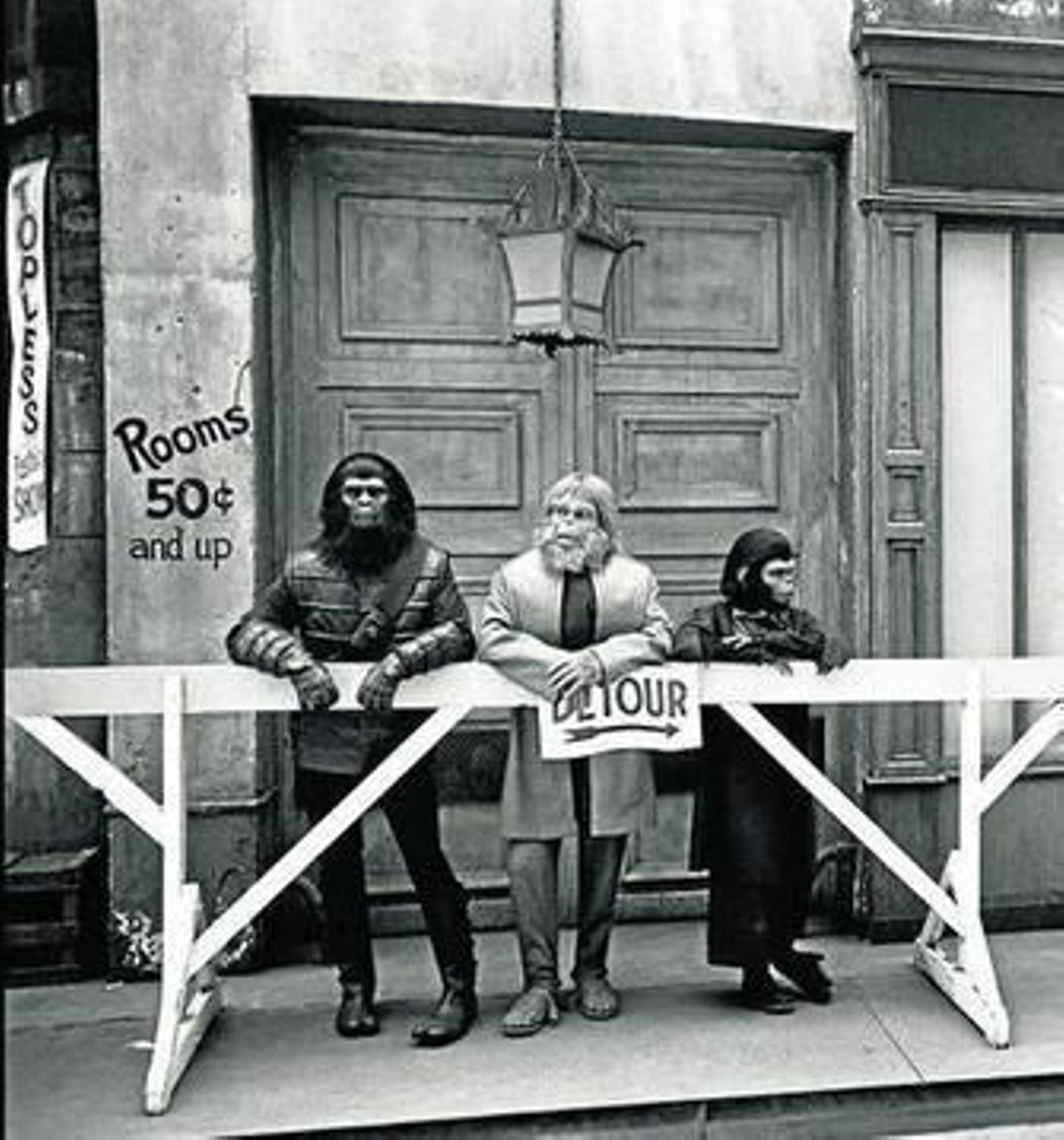 Extras de 'El planeta de los simios', esperando el autobús.