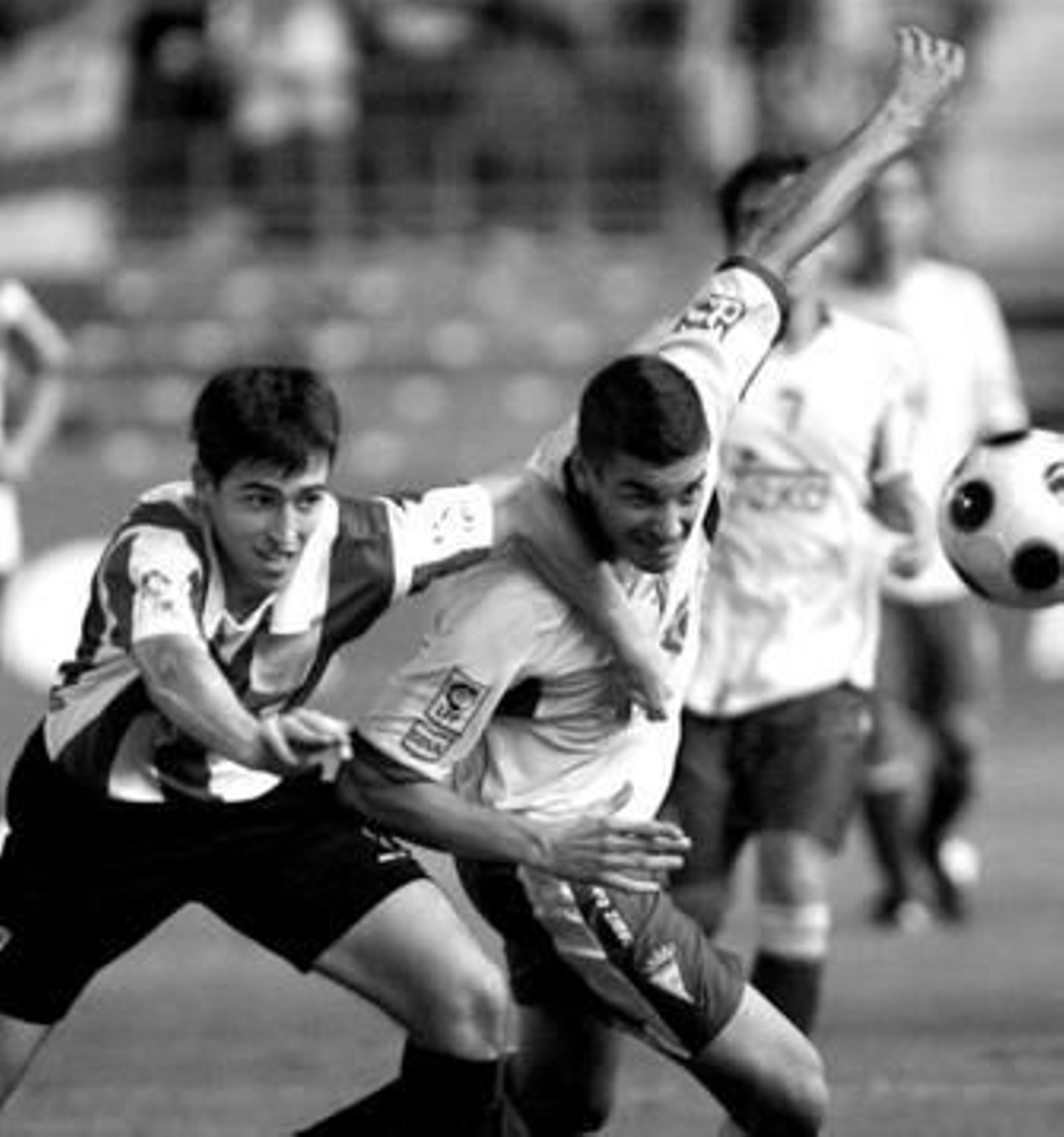 Espectacular pugna entre Rubiato e Iraola con el balón volando a media altura.