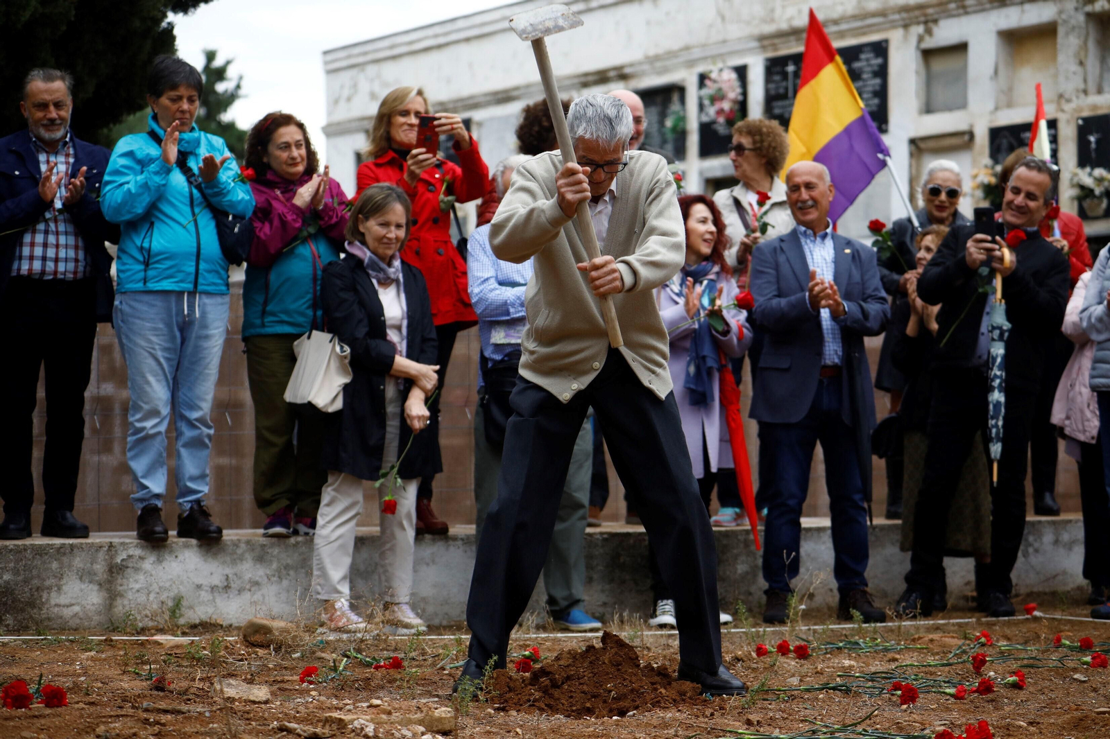 El acto de homenaje previo a las exhumaciones de las fosas en la Salud, en imágenes