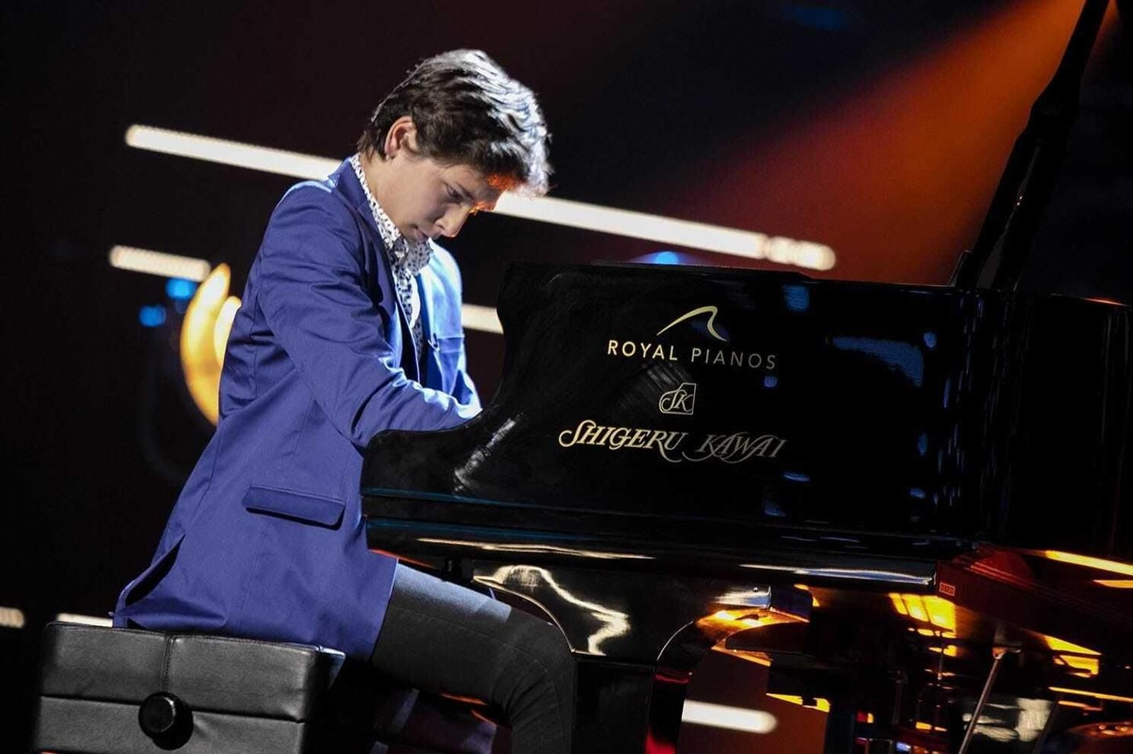 Un joven José carlos en una actuación en Tierra de Talento