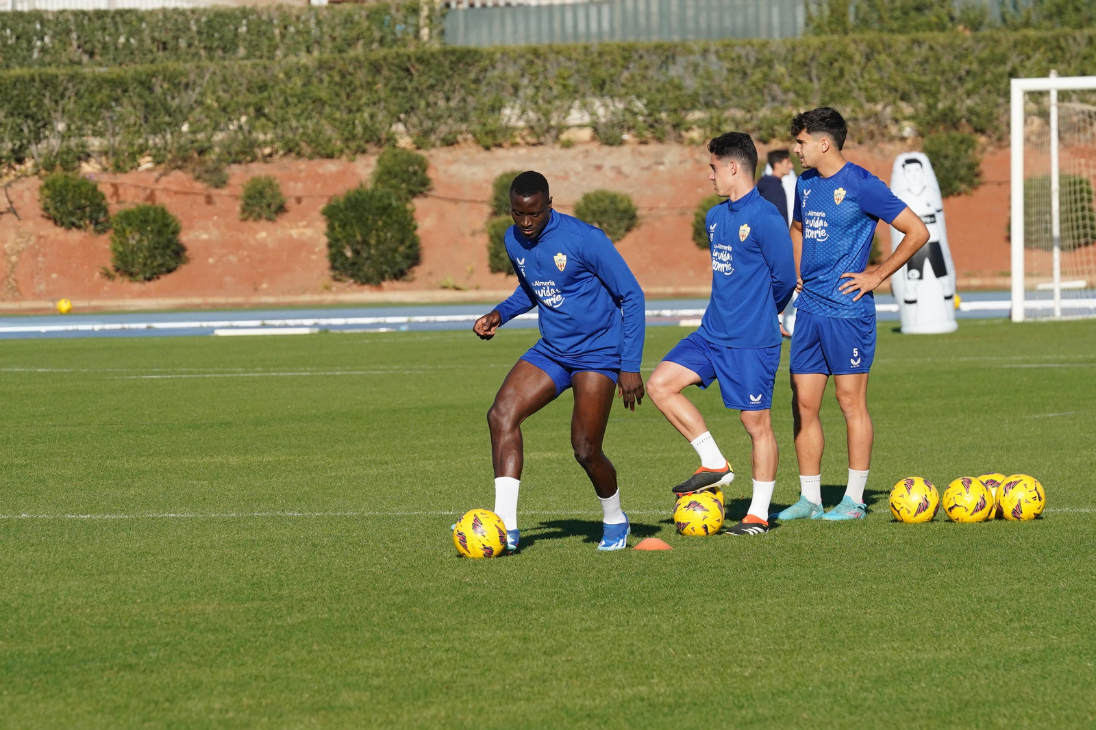El plantel prepara la visita al Valencia esperando el cierre de mercado