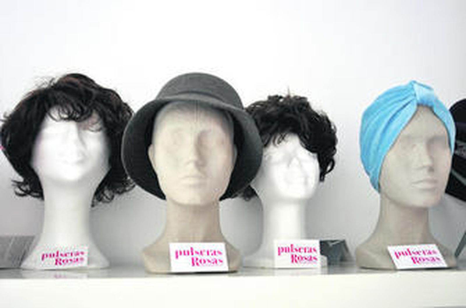 Carla Herrera Caro y Soledad Cué Escalante, de Pulseras Rosas.