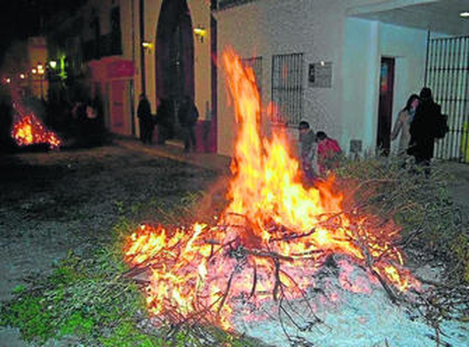 Una de las candelas que adornan la noche triguereña.