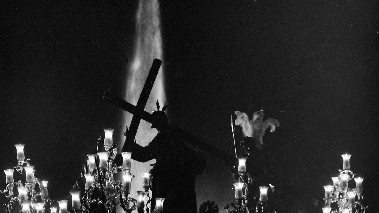 El Señor de la Victoria, a su paso por la Plaza de España y con la iluminación de los codales de cera.