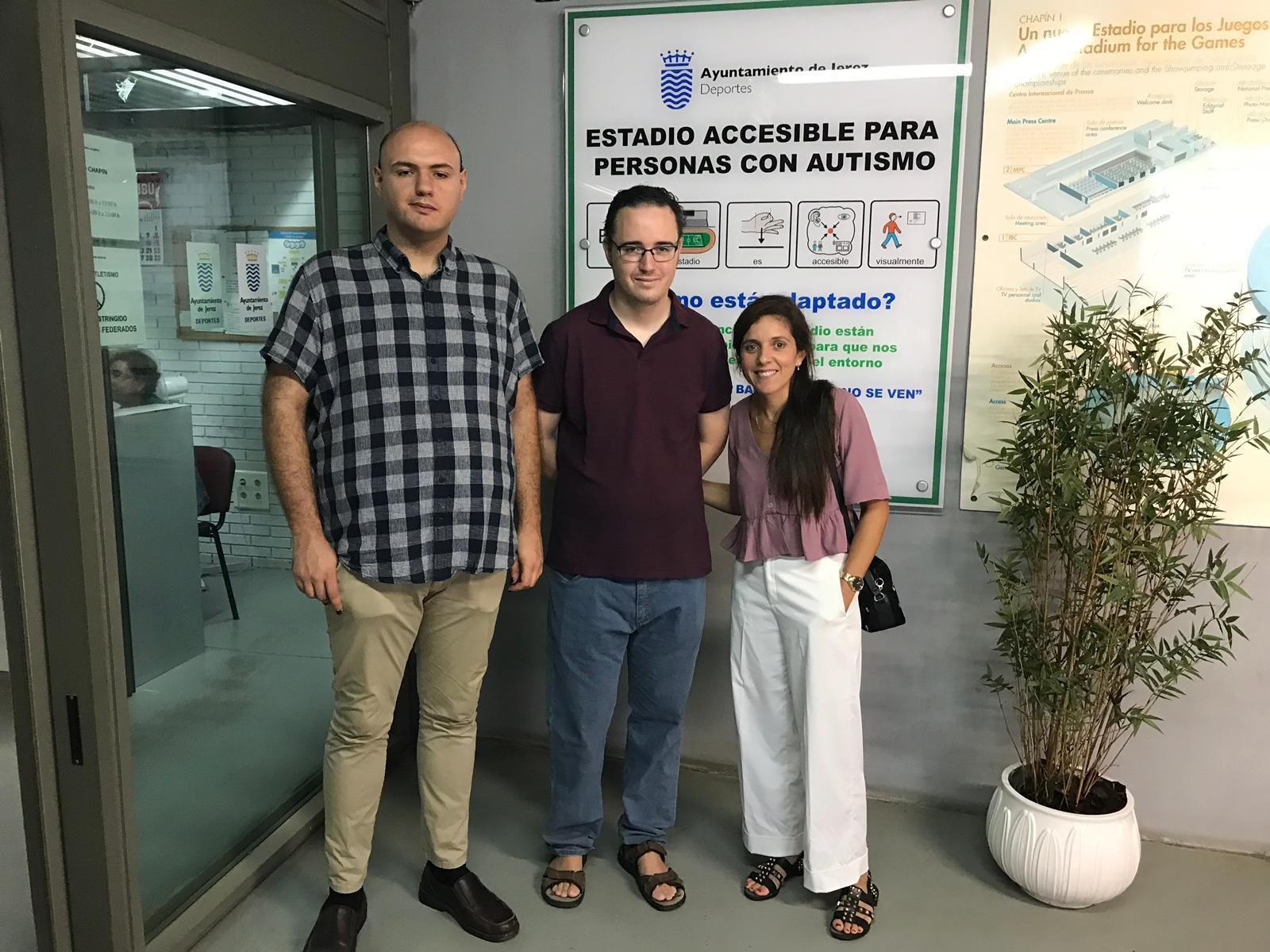 Rosa Moreno con Simón Caballero y Luis Carreras en el Estadio Chapín, que han convertido en un espacio accesible para personas con TEA.