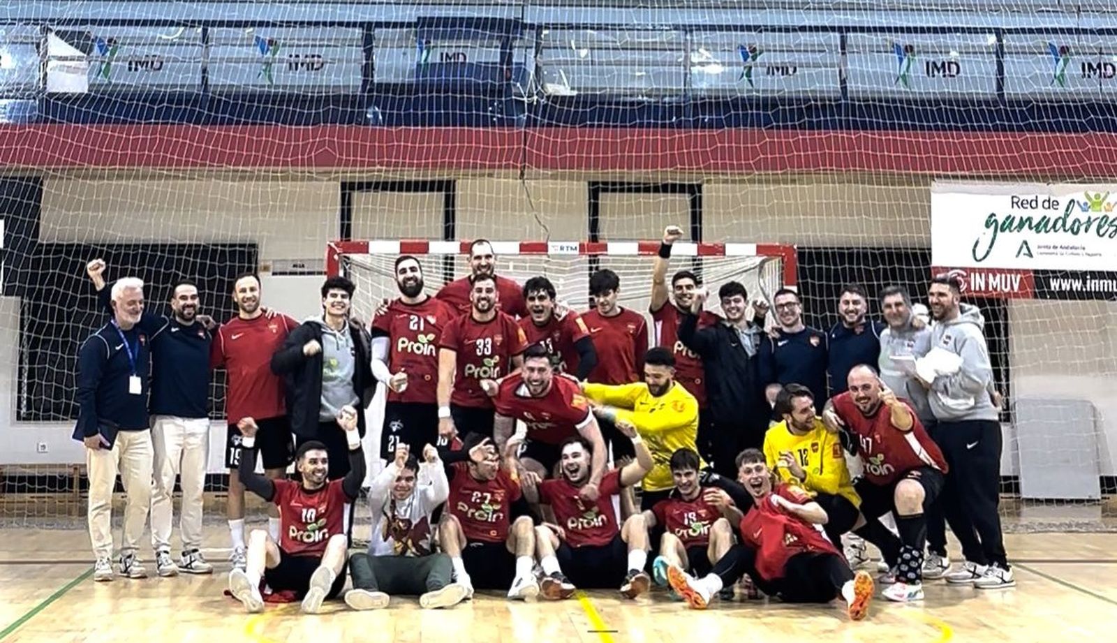 Los jugadores del Cajasol Sevilla BM Proin festejan el espectacular triunfo al finalizar el partido en Amate.