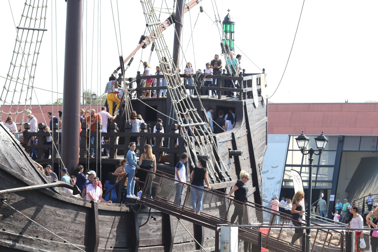 Imágenes de la jornada de puertas abiertas en el Muelle de las Carabelas
