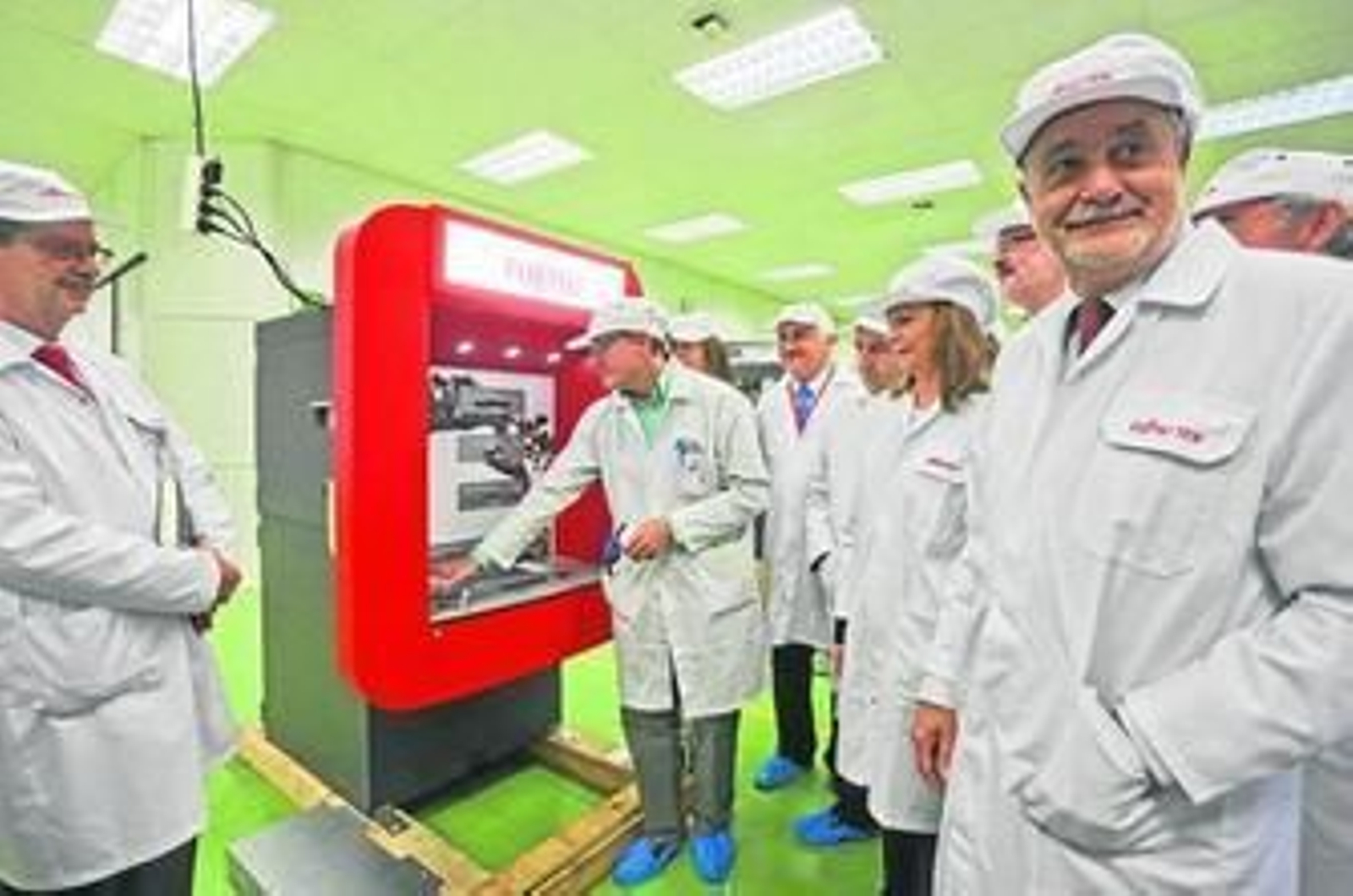 El presidente de la Junta de Andalucía, José Antonio Griñán, ayer junto al cajero que lee las venas de la mano.