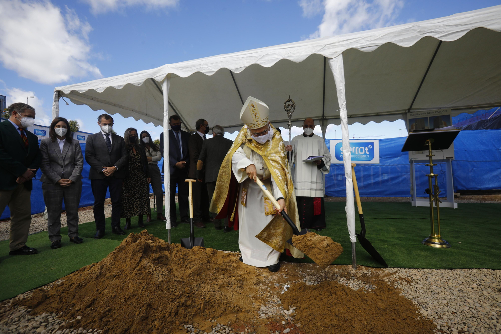 El obispo de Córdoba en el acto de la puesta de la primera piedra de la iglesia san Juan Pablo II.