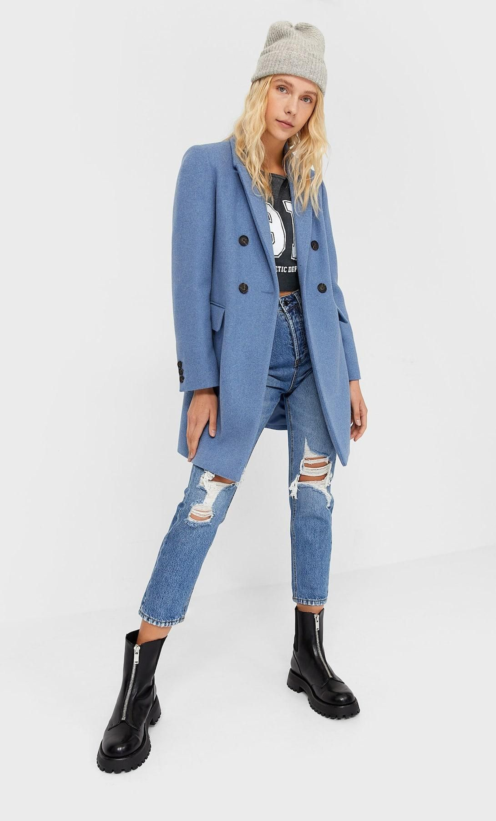 Abrigo azul de Stradivarius (49,99 euros).