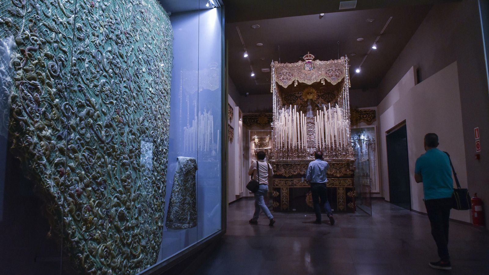 El manto camaronero y el paso de palio de la Virgen de la Esperanza.