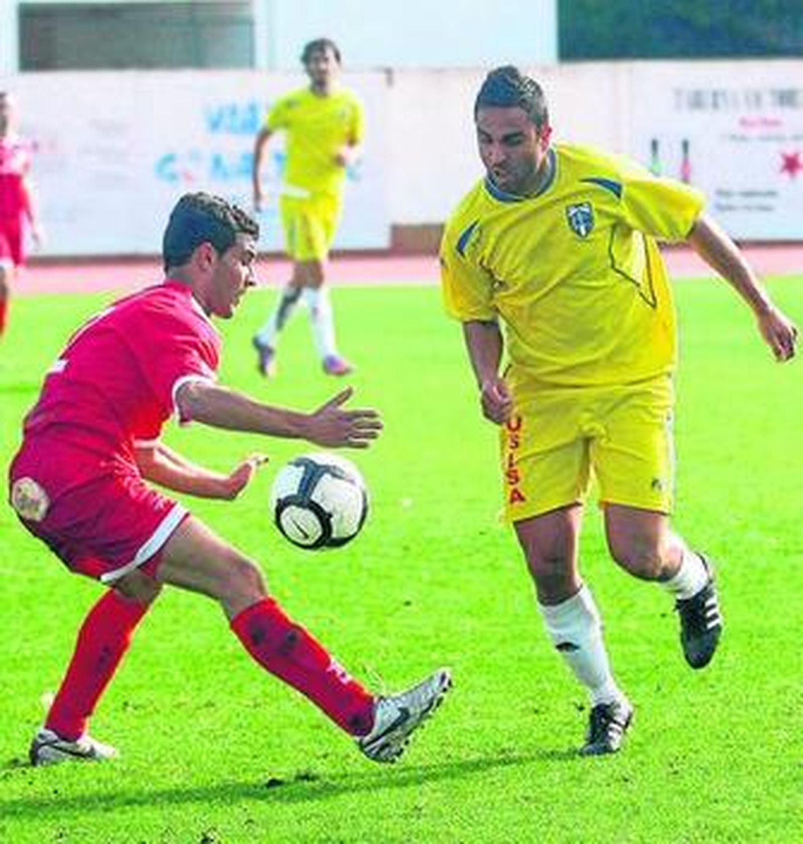 El jugador del Isla Jonathán, derecha, recibió dos partidos de castigo.