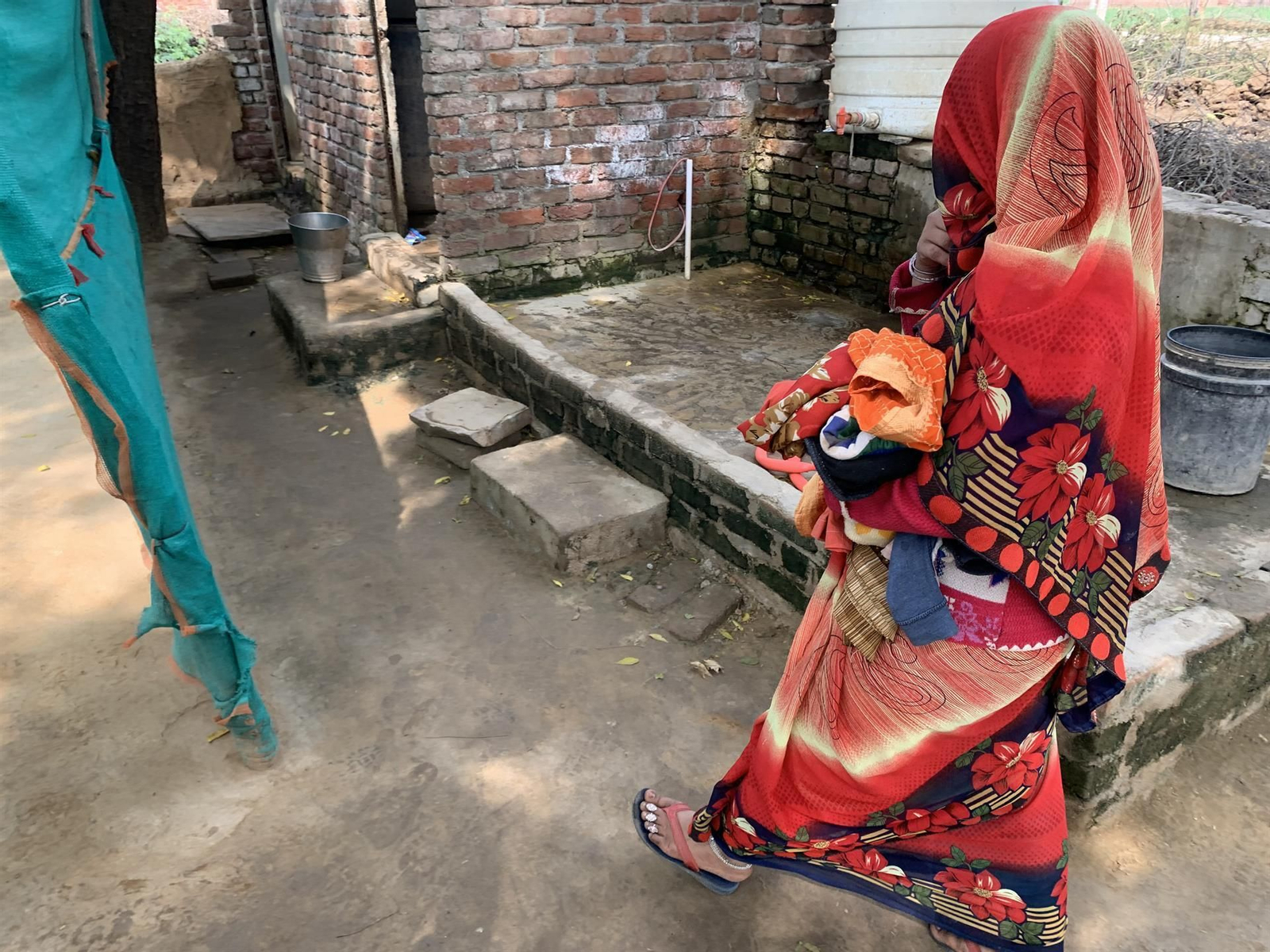 Una mujer india en su casa