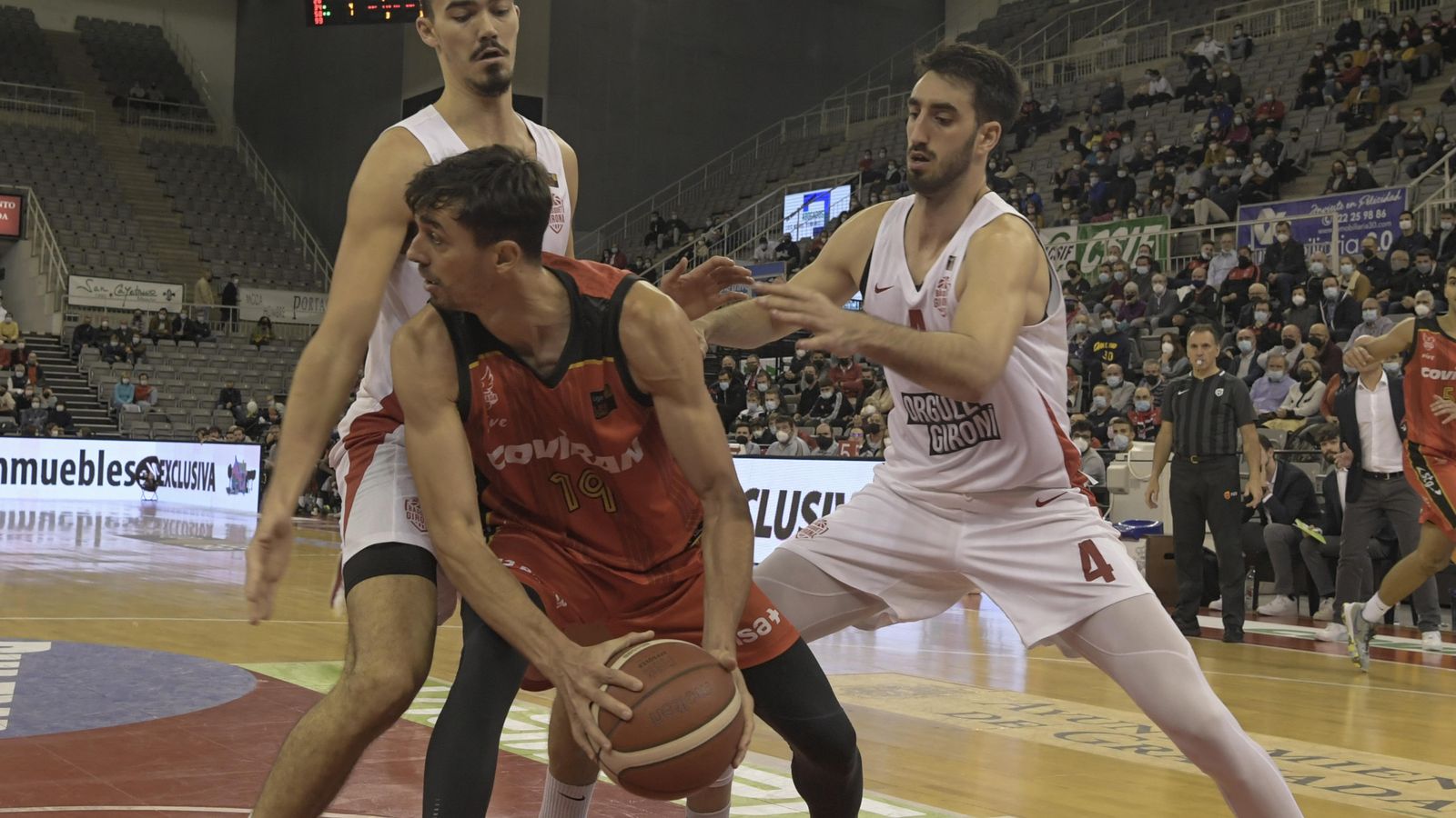 Pere Tomàs está ayudando mucho en el rebote.