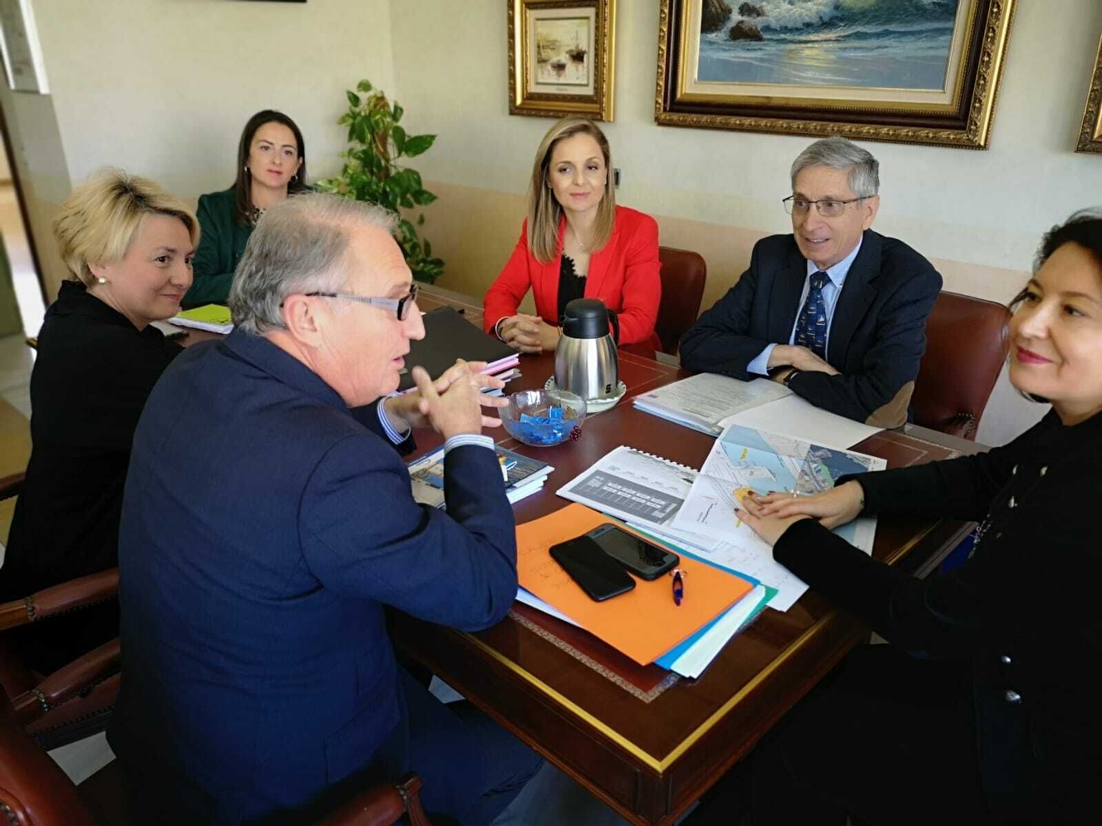 Encuentro entre Jesús Caicedo y Carmen Crespo, junto a otras autoridades locales de Almería.