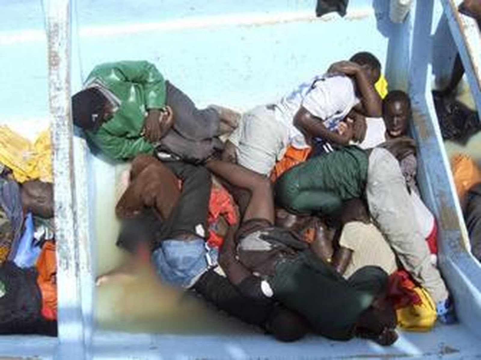 Algunos de los inmigrantes que llegaron ayer en muy mal estado al puerto de La Gomera.