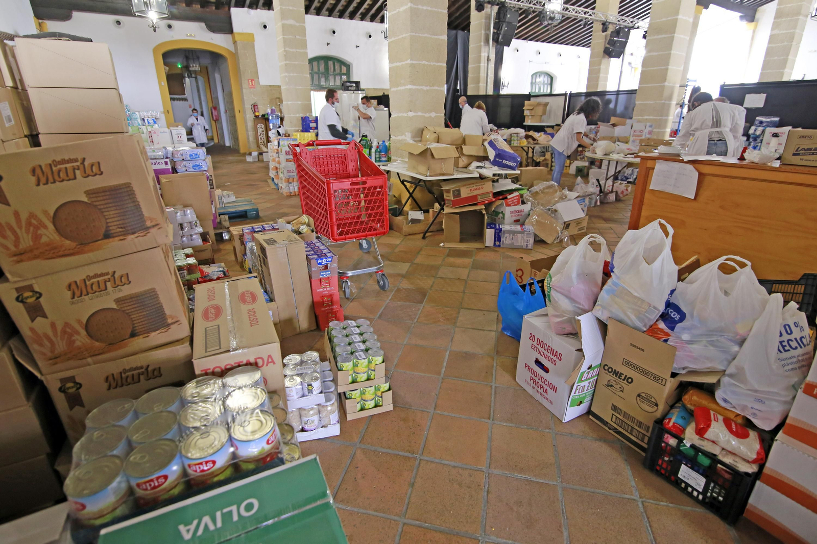 Imágenes de la iniciativa de los 'Costaleros Solidarios' contra el coronavirus en Jerez