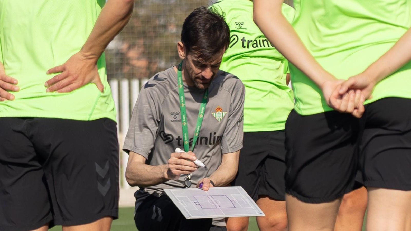 Juan Rojo con sus jugadoras durante un entrenamiento del Real Betis Féminas