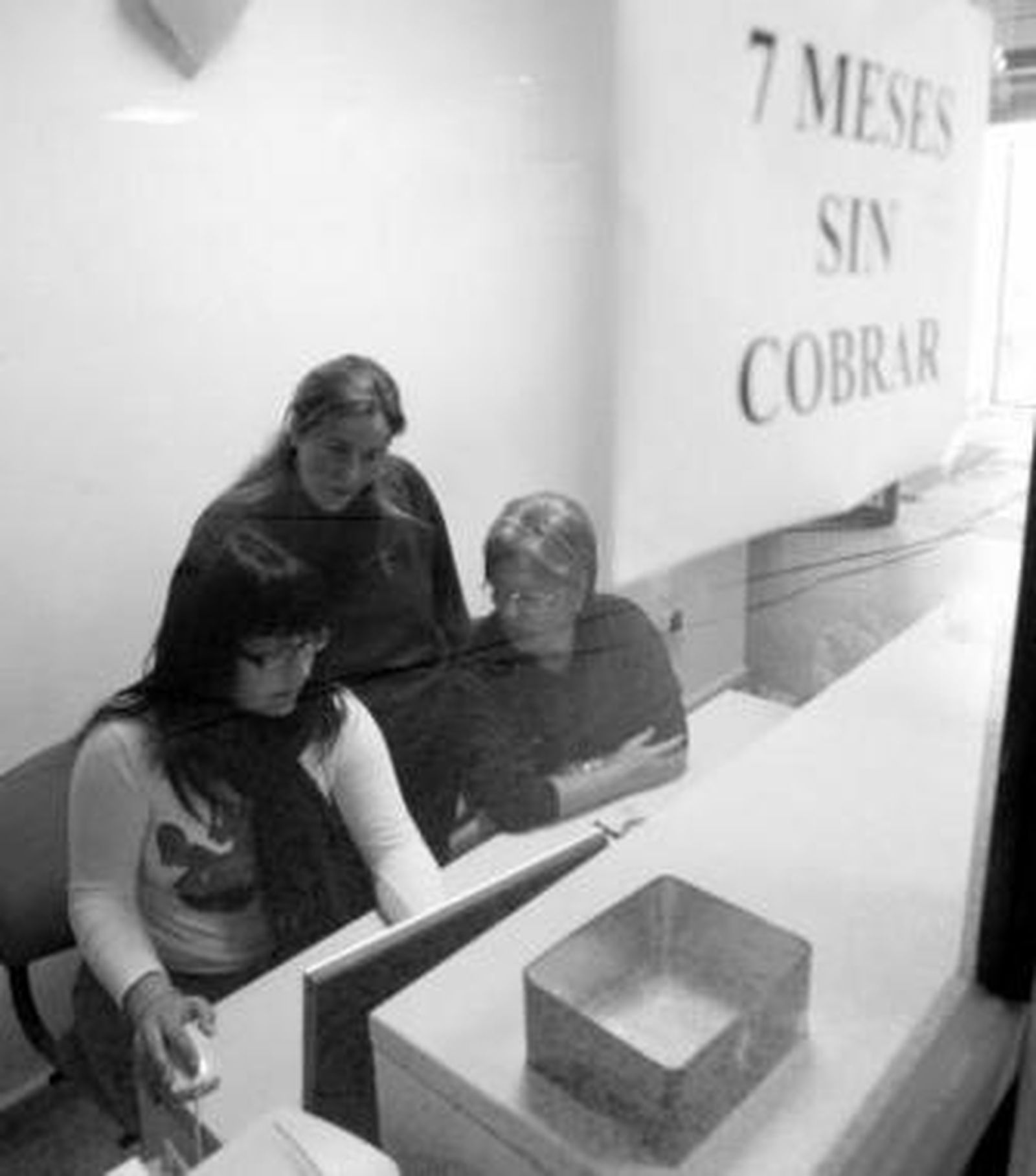 Rico, May, Curro y Manuel Ángel hablan bajo las camisetas que se rifarán en abril.