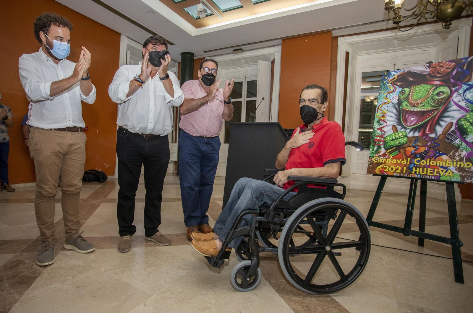 Antonio González Villa agradece con un gesto el cariño recibido durante su homenaje en la CasaColón.