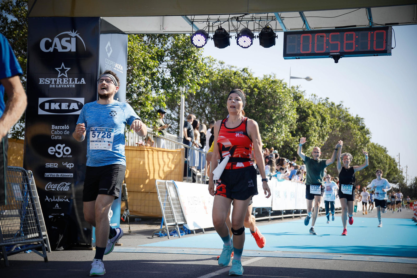 Imágenes de la llegada de la Media maratón Ciudad de Almería