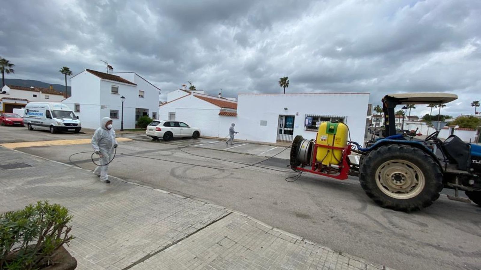 Desinfección en Castellar con el apoyo de tractores.