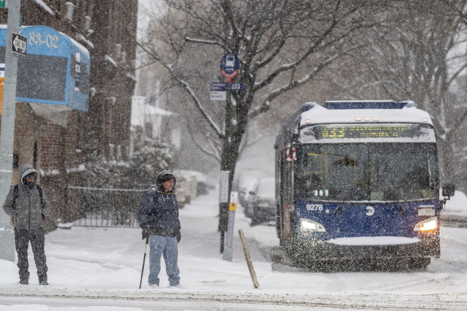 Las gélidas y blancas imágenes que deja la tormenta monstruosa en los EEUU
