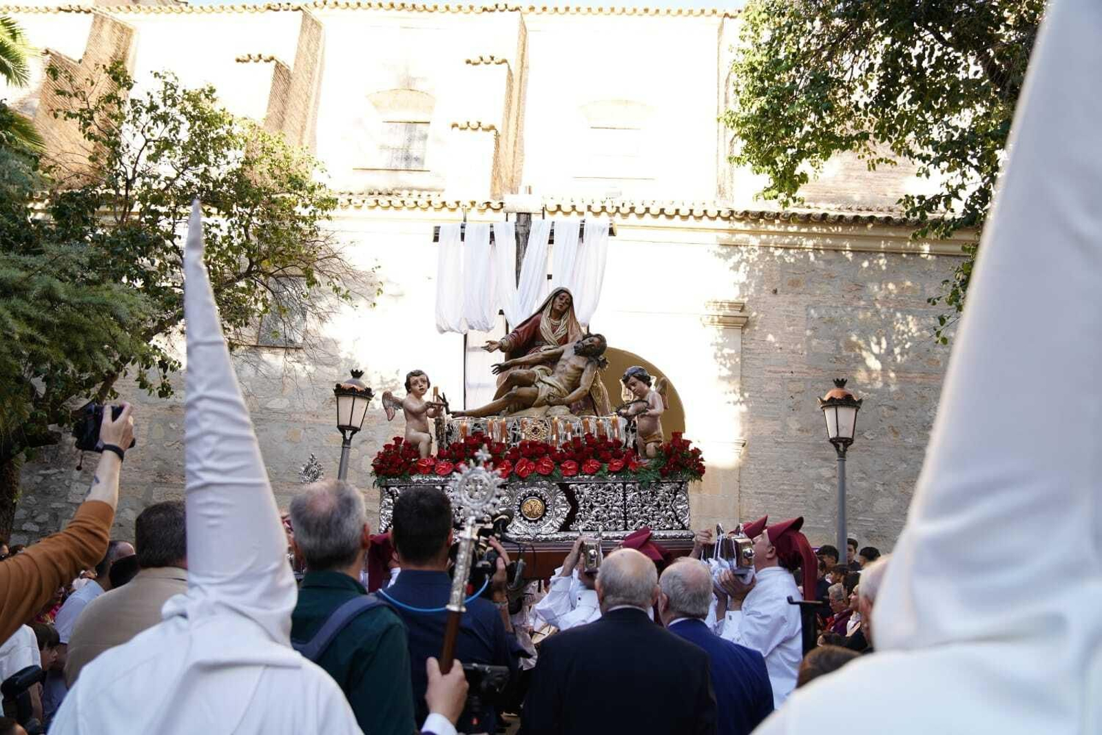 Lunes Santo en Lucena: La procesión de la Cofradía Franciscana de Pasión, en fotografías