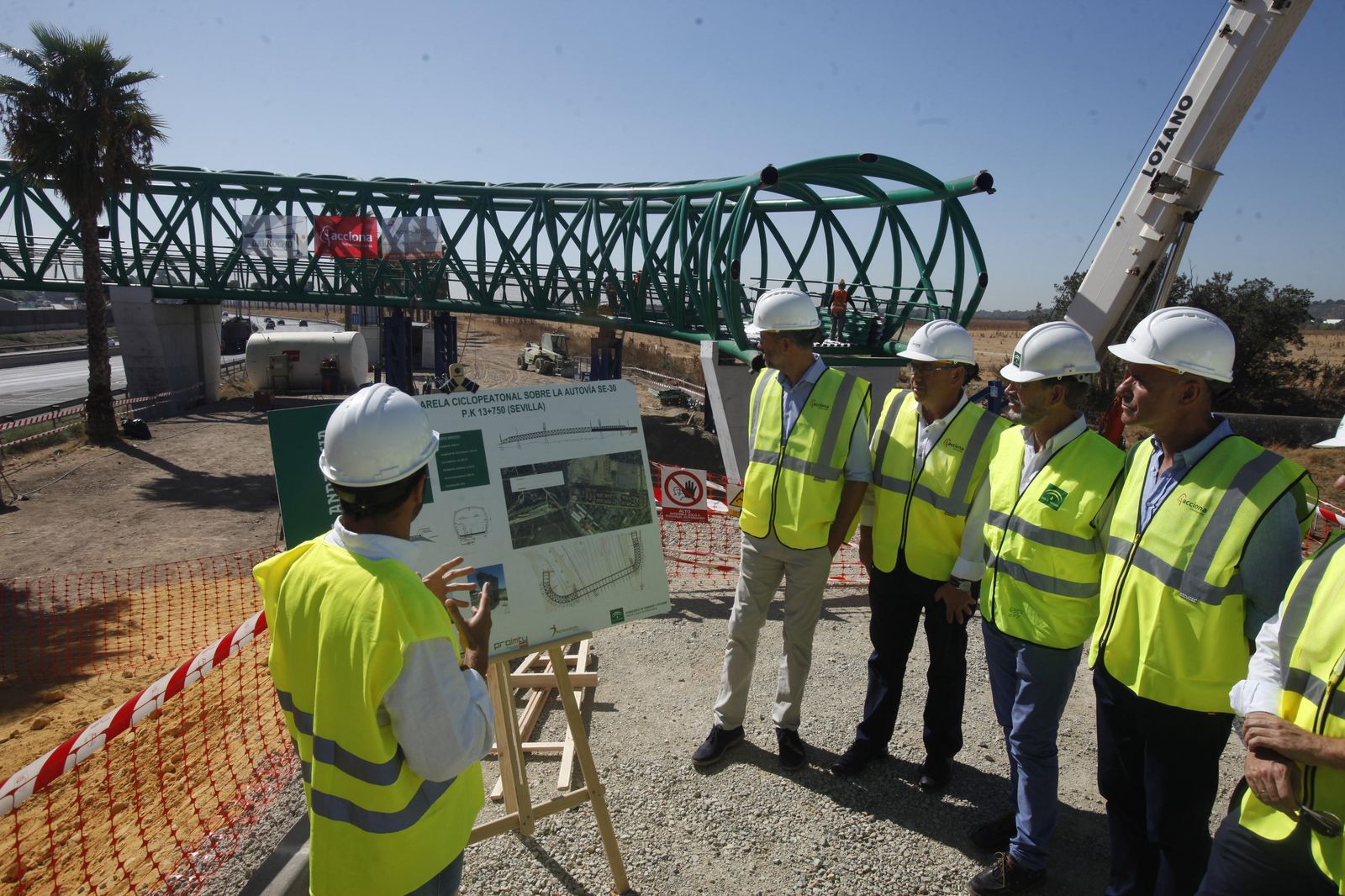 Visita del consejero de Fomento a las obras de la pasarela de San Juan de Aznalfarache.