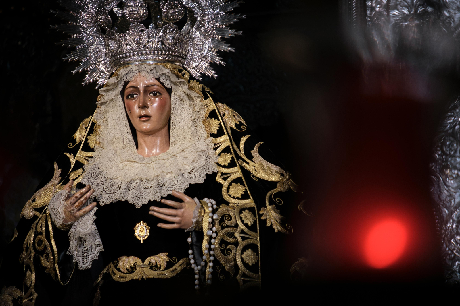 La Esperanza Macarena se viste de luto por el mes de los difuntos