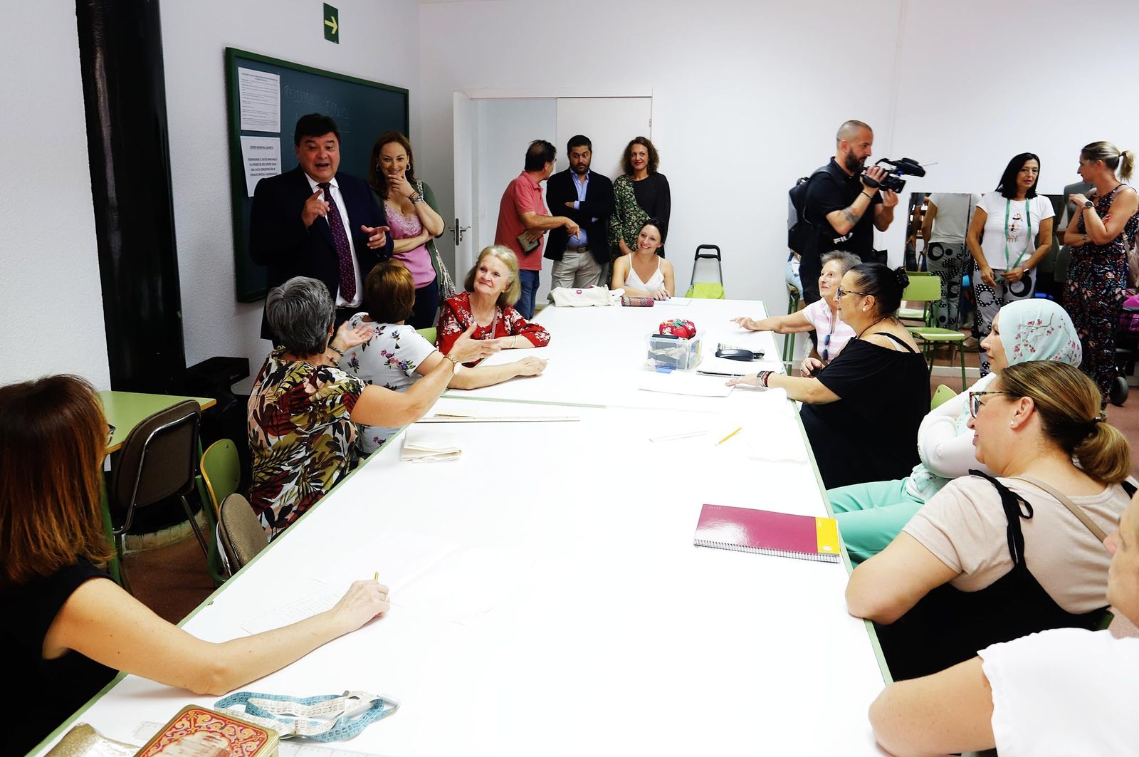 Visita del alcalde a uno de los talleres de Cultura en los Barrios.
