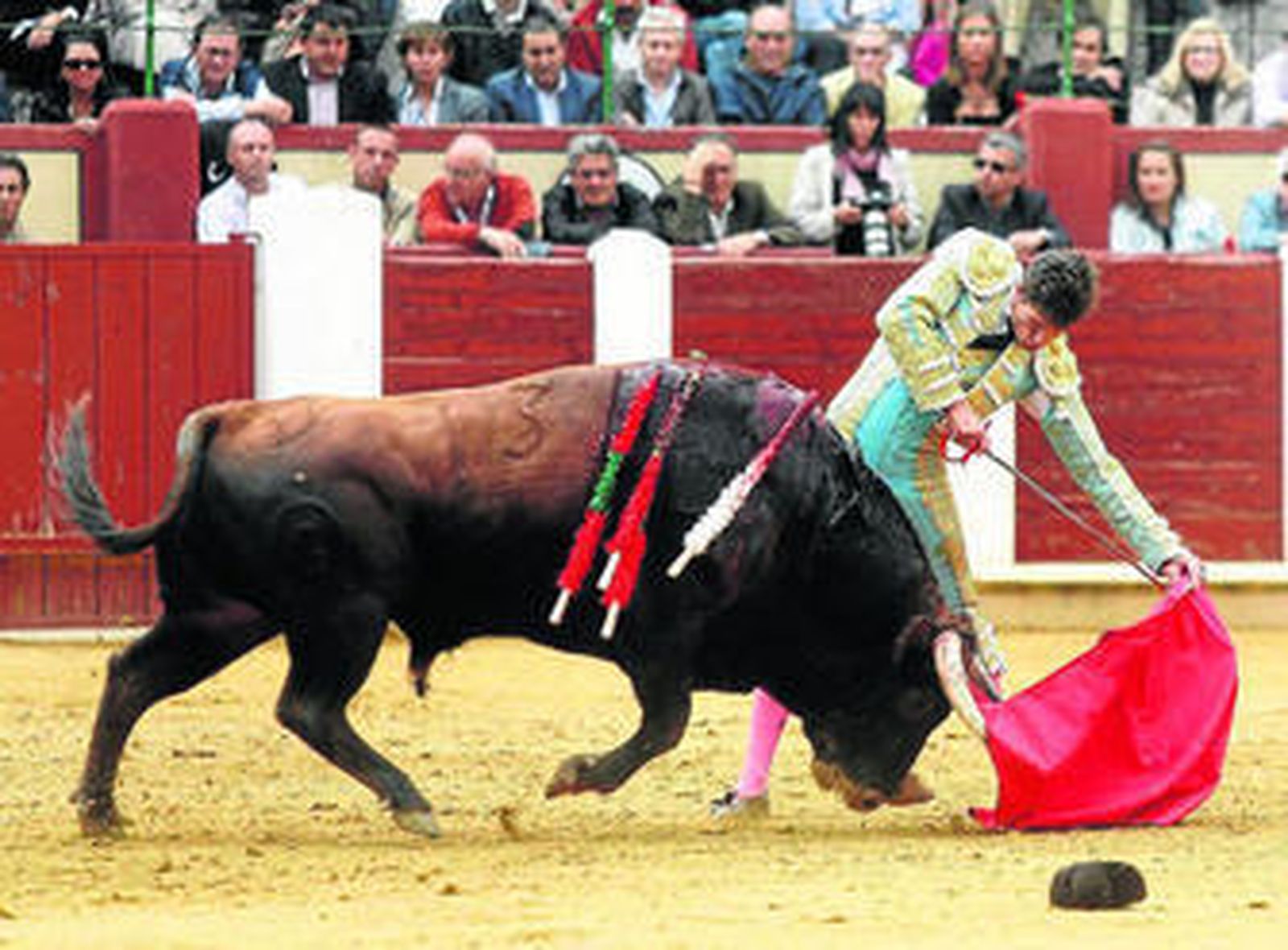 Daniel Luque ante su primer toro, ayer en la plaza de Valladolid, donde salió por la puerta grande.