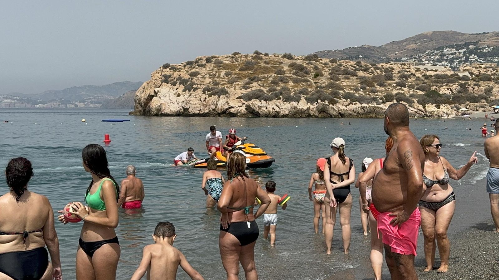 Multitud de personas han seguido de cerca el dispositivo de la playa