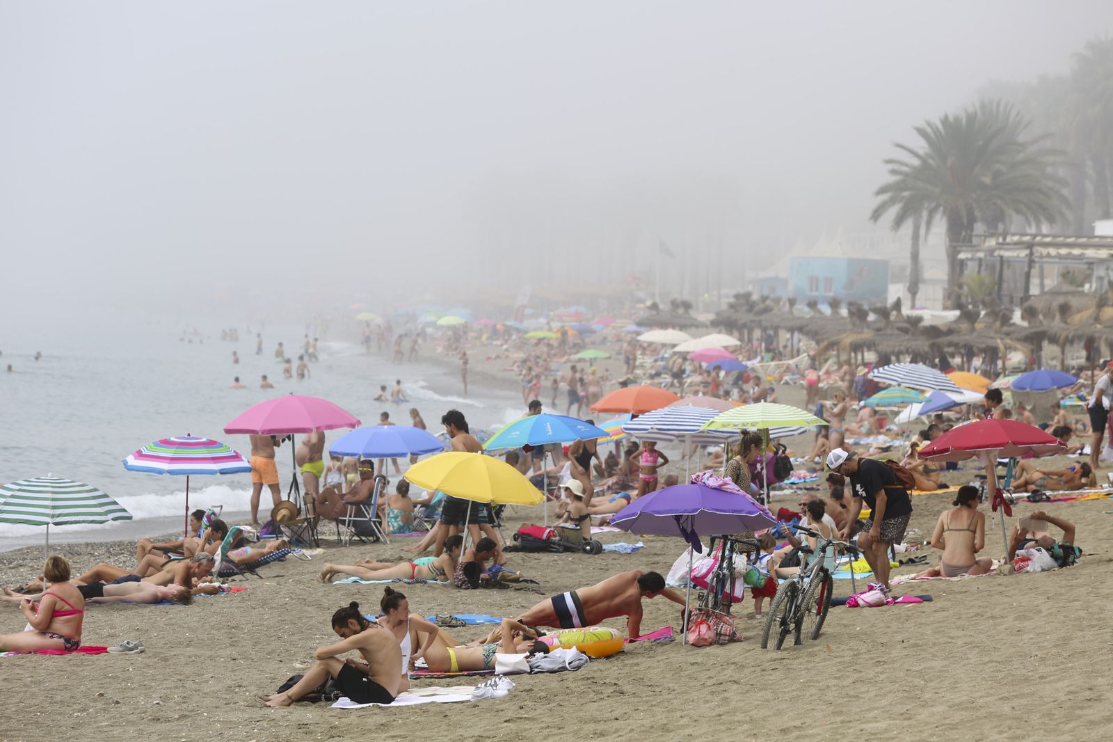 Intensa niebla marítima o taró en la playa de La Malagueta este martes.
