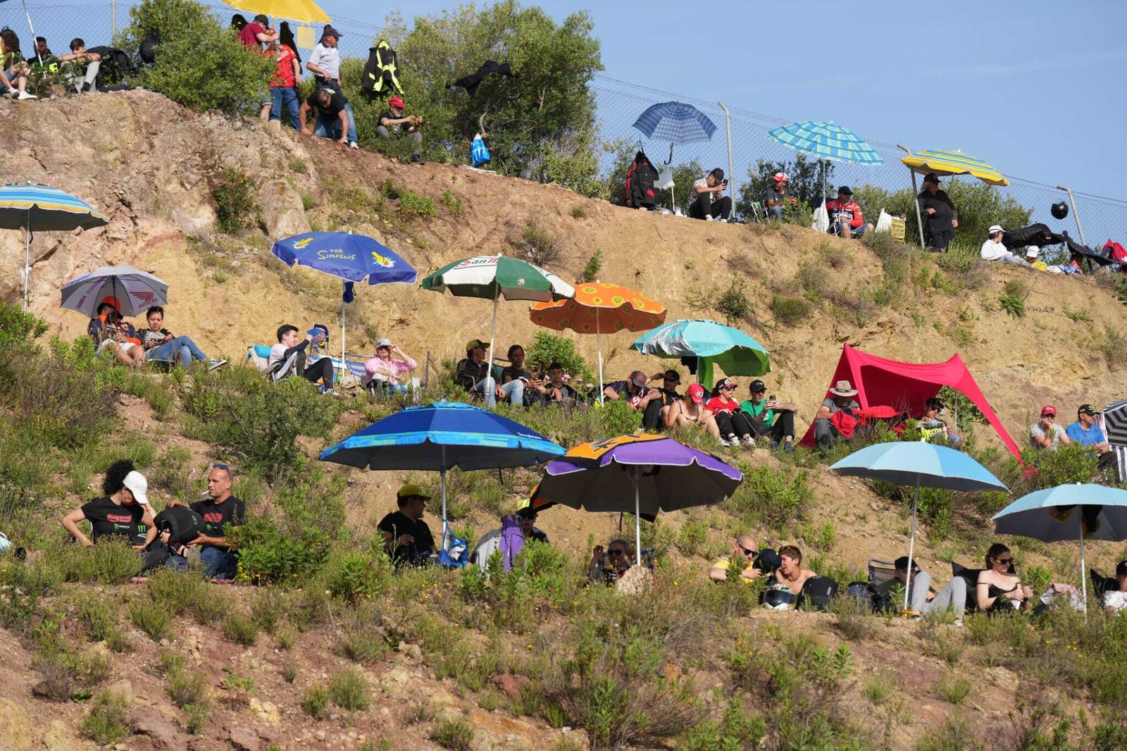 Neveras, cerveza muy fría y sombrillas para combatir al calor en el Gran Premio de España en Jerez