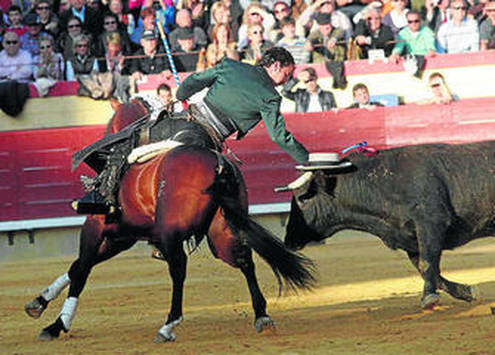 Cartagena se adorna con el sombrero durante su faena.