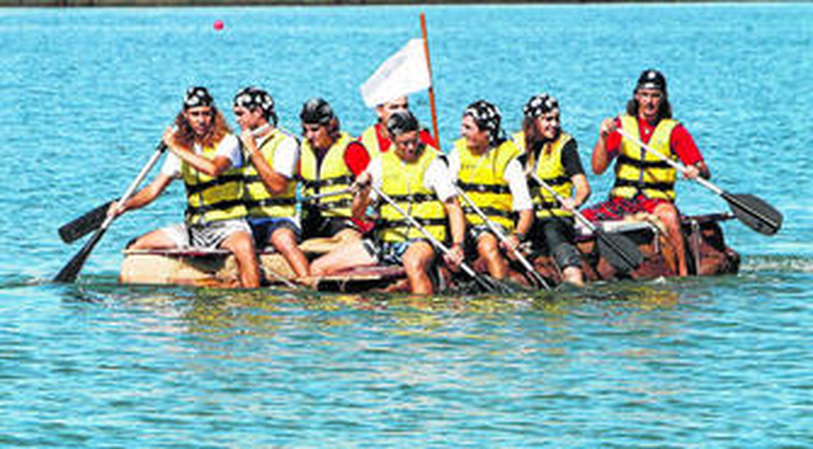Los jóvenes, navegando en su embarcación.