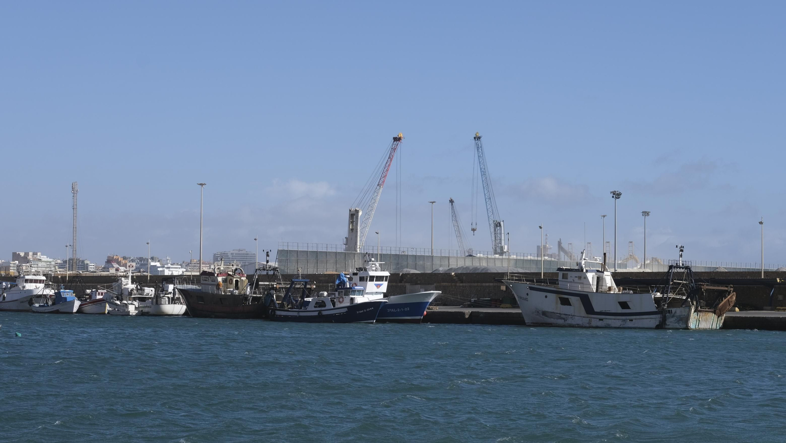 Temporal de viento y flota pesquera amarrada, en Almería