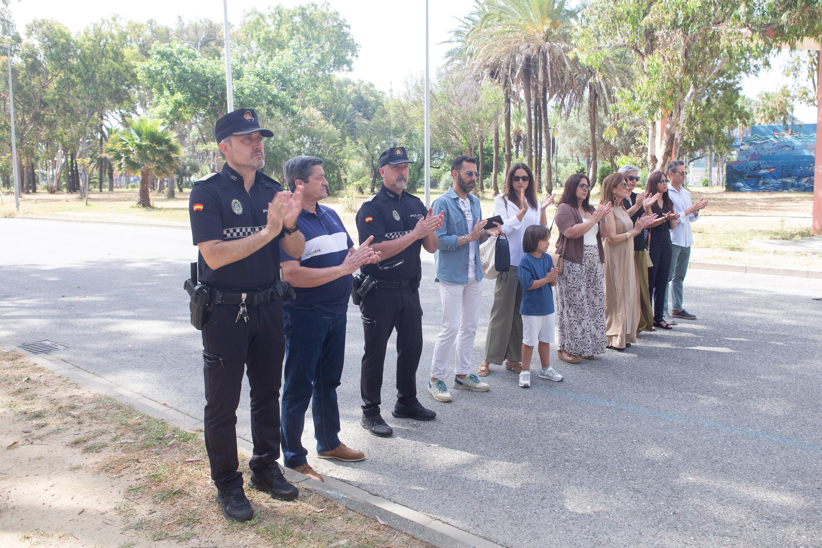 La Línea rinde homenaje al policía local Víctor Sánchez en el octavo aniversario de su muerte, en imágenes