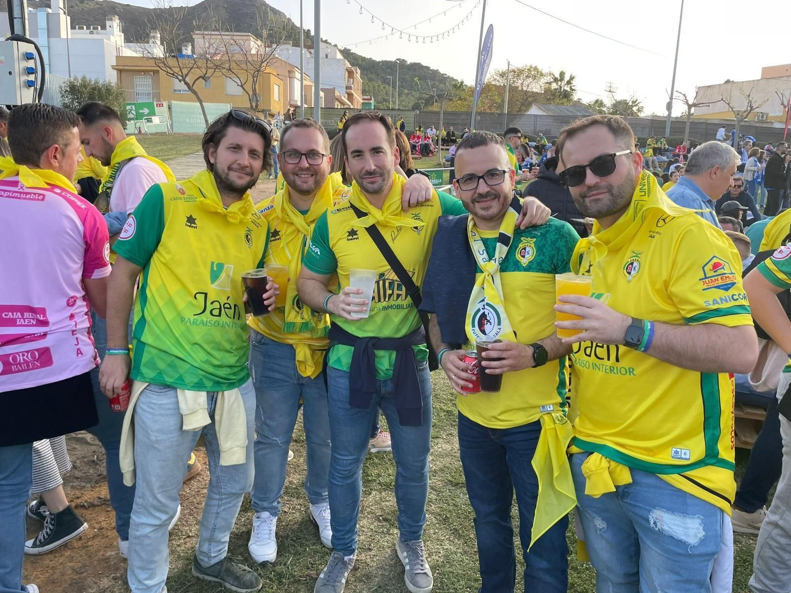 Fotogalería | La afición del Jaén Paraíso Interior FS tiñe Cartagena de amarillo