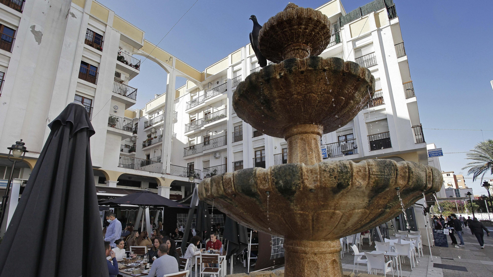 Ambiente en los bares y restaurantes de Algeciras en el fin de semana