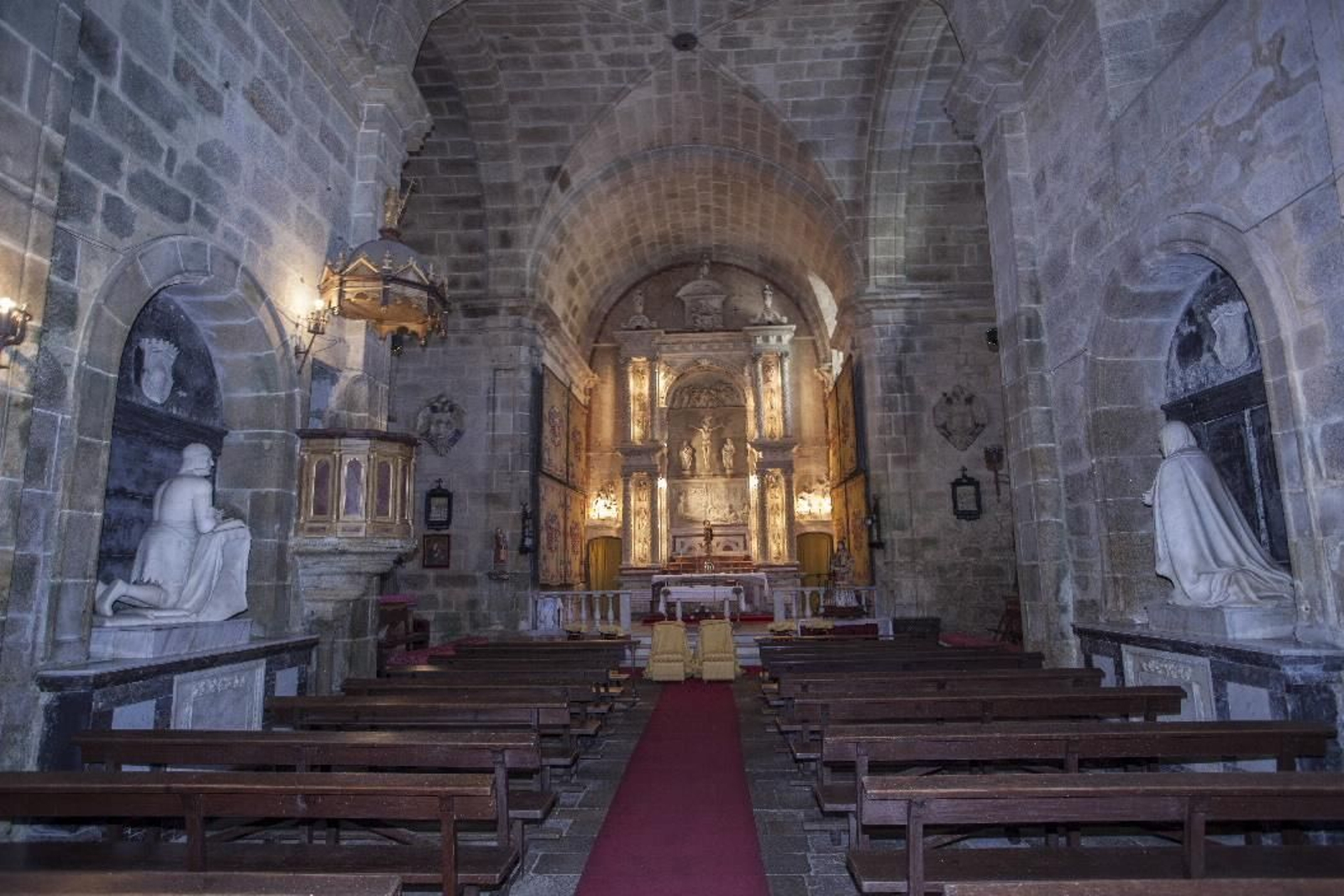 El retablo y las dos sepulturas sevillanas en el antiguo monasterio gallego.