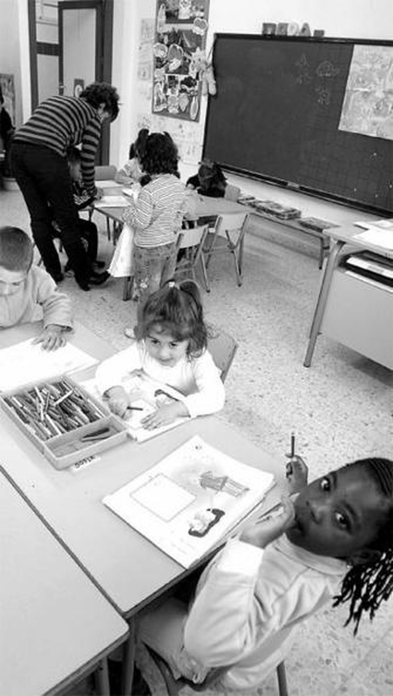Una alumna de Ghana en una clase de Infantil.